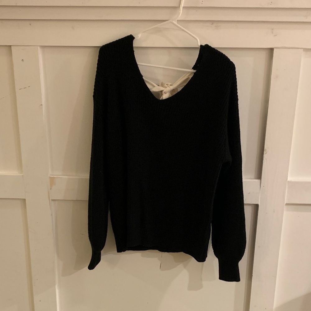 Yozy Women’s Ribbed V-Neck Backless Bow Sweater in Black